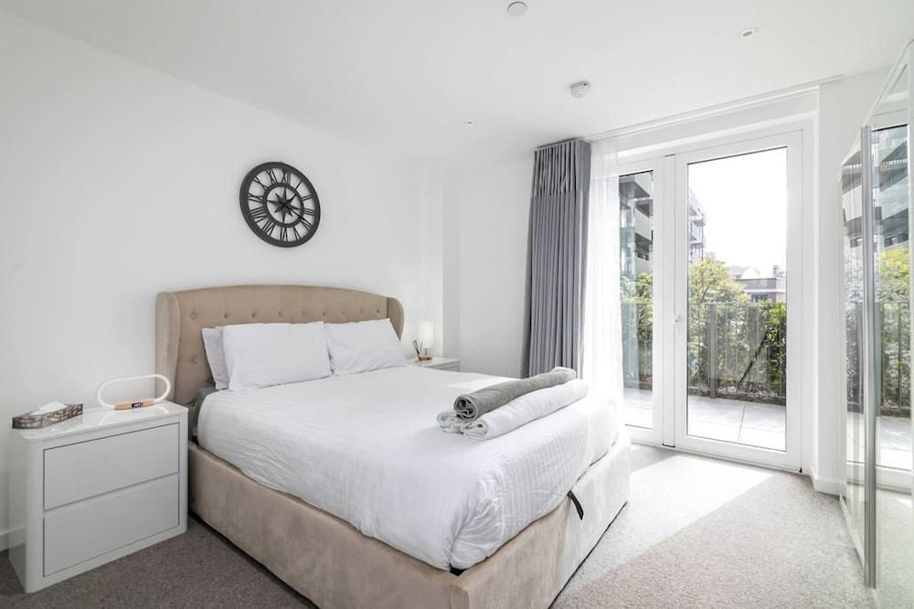 Luxury Spacious Flat With Communal Gardens Parking - Tap to explore photos