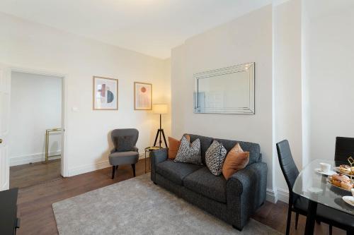 Chelsea Apartment | Stamford Bridge, King's Road & River Thames - Tap to explore photos