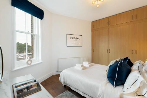 Chelsea Apartment | Stamford Bridge, King's Road & River Thames - Tap to explore photos