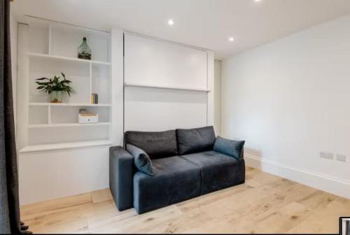 Well-Positioned Studio Flat - Tap to explore photos
