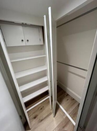 Well-Positioned Studio Flat - Tap to explore photos