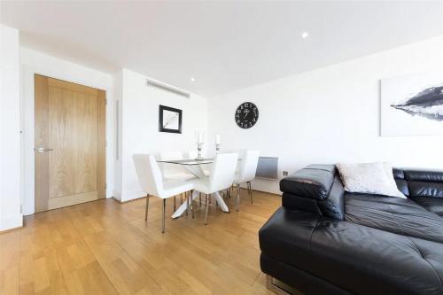 Panoramic Riverside Facing - 2 Bed - 2 Bath - 2 Balconies - London Nine Elms - Tap to explore photos