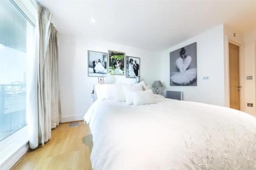 Panoramic Riverside Facing - 2 Bed - 2 Bath - 2 Balconies - London Nine Elms - Tap to explore photos