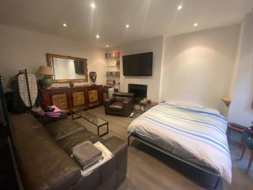 Large Studio flat in Kensington - Tap to explore photos