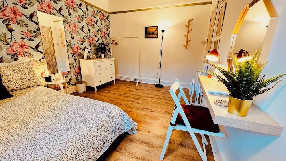 Rest Boutique Portobello Room Type - Medium Double Shared Bathroom (R1)