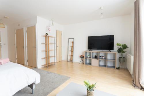 Modern Spacious studio close to station - Tap to explore photos