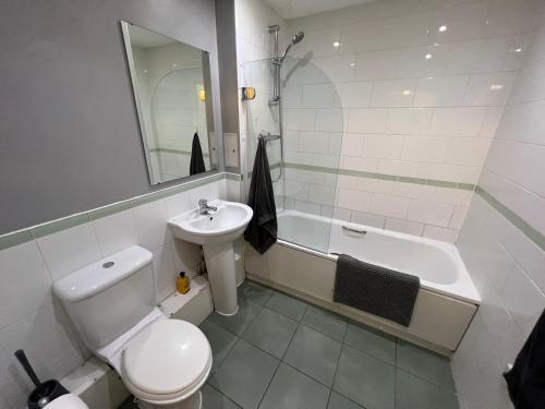 Modern Spacious studio close to station Room Type - One-Bedroom Apartment