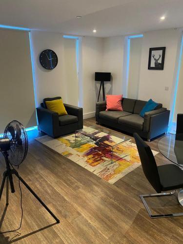 HIGH VIEW TWO BEDROOM APARTMENT IN WOOLWICH - Tap to explore photos