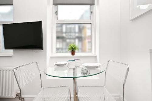 Covent Garden & Soho, Cosy & Cool, Spacious Apartment - Tap to explore photos