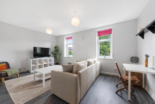 Two Bedroom Duplex in Angel HIgh Street - Tap to explore photos