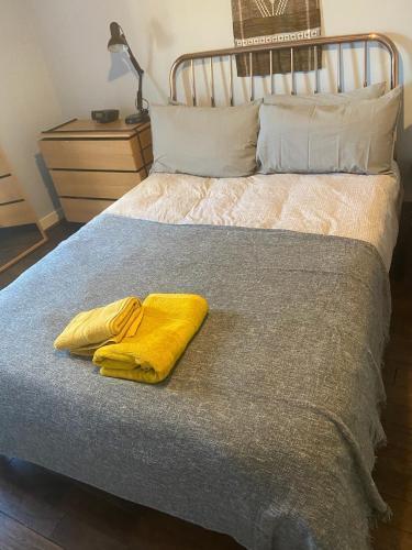 Spacious 1-bed flat in North Kensington - Tap to explore photos