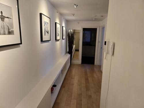 Superior Canary Wharf O2 Arena 2BR Apartment - Tap to explore photos