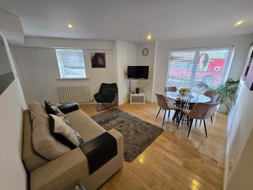 Superior Canary Wharf O2 Arena 2BR Apartment - Tap to explore photos