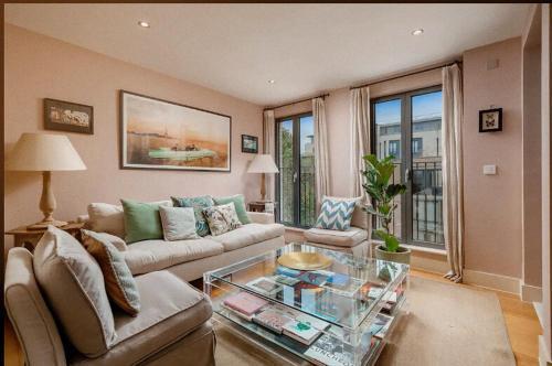 Superb artist flat with free parking by Portobello - Tap to explore photos