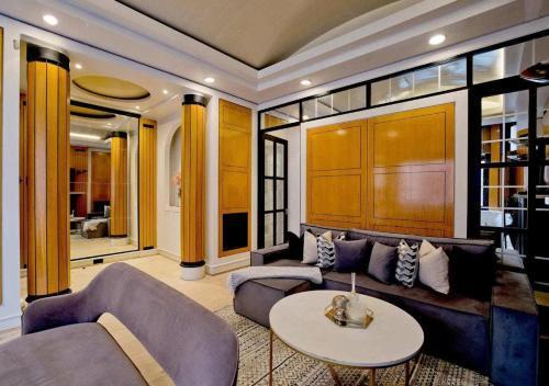Harrods Hideaway 3 Bedroom Flat - Tap to explore photos