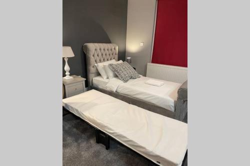 Spacious, Bright Twin Studio Apartment (can sleep up to 4) - Tap to explore photos