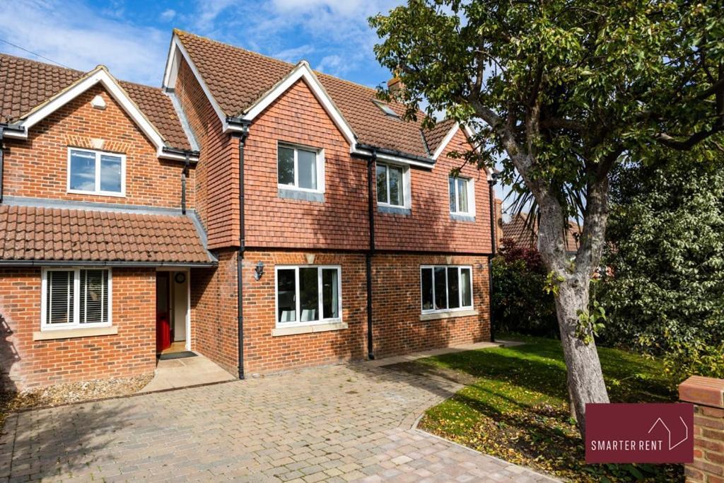 Wimbledon - 5 Bed House - Driveway - Tap to explore photos