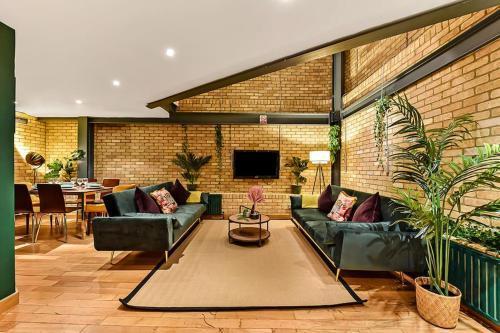 Spacious 2 Bed Urban Jungle Flat, Central London - Tap to explore photos