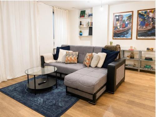Stunning 1 Bed Luxury Apartment - Tap to explore photos