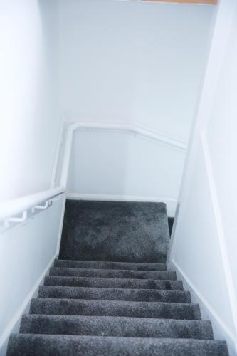 South Harrow Apartment - Tap to explore photos