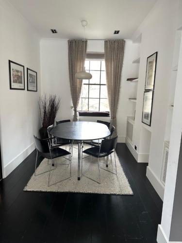 Chelsea Victorian Gem - Tap to explore photos