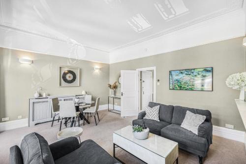 Lovely large 1 bed renovated flat w balcony & 600MB WiFi - Tap to explore photos