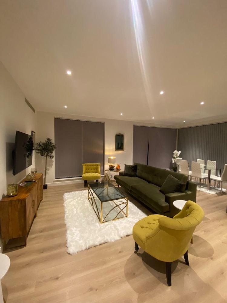 Marvelous 3 Bed Penthouse in Kewbridge - Tap to explore photos