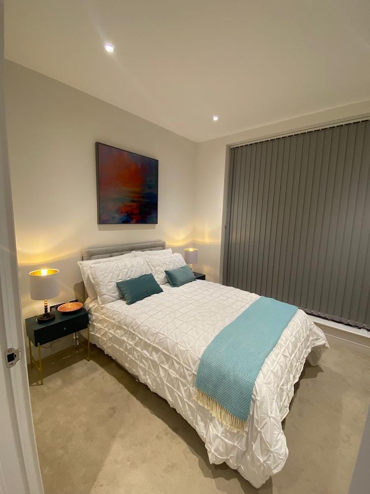 Marvelous 3 Bed Penthouse in Kewbridge - Tap to explore photos