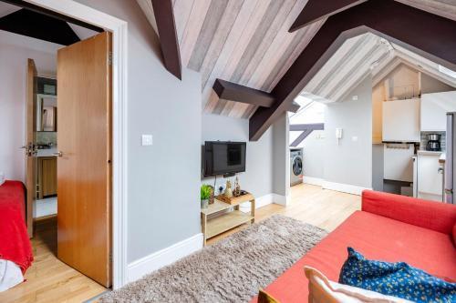 Sunny Loft in Center of London - Tap to explore photos