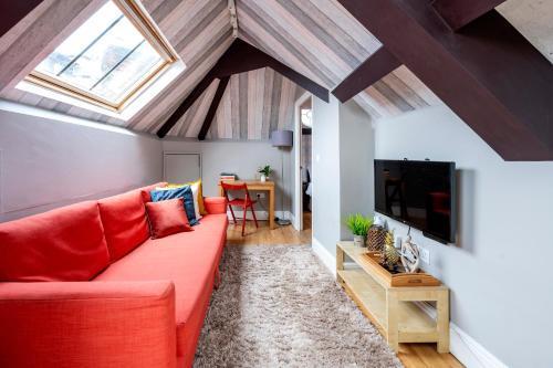 Sunny Loft in Center of London - Tap to explore photos