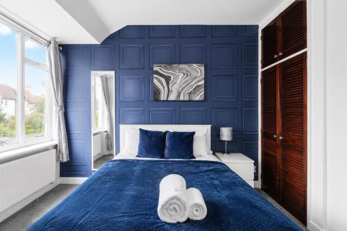 Modern Serviced Accommodation Norbury - Tap to explore photos