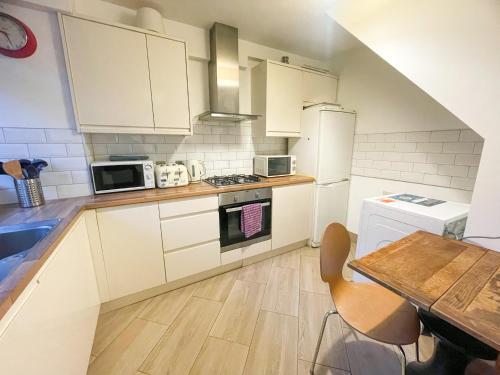 Flat 4, Kingsbury house - Tap to explore photos