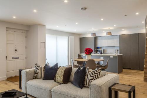 PickThePlace family house in West Kensington - Tap to explore photos