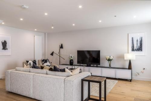 PickThePlace family house in West Kensington - Tap to explore photos