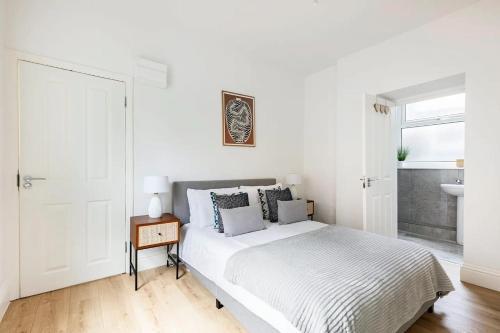 Stylish one bedroom apartment in Greater London - Tap to explore photos