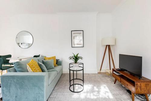 Stylish one bedroom apartment in Greater London - Tap to explore photos