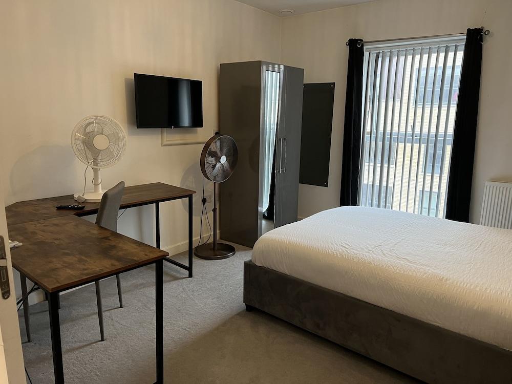 Inviting 1-bed Apartment in London - Tap to explore photos