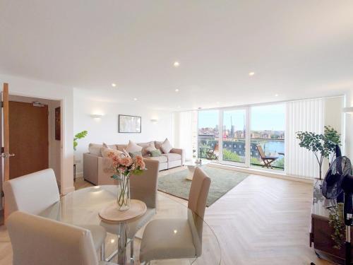 Deluxe Two Bed Apartment with River & City View