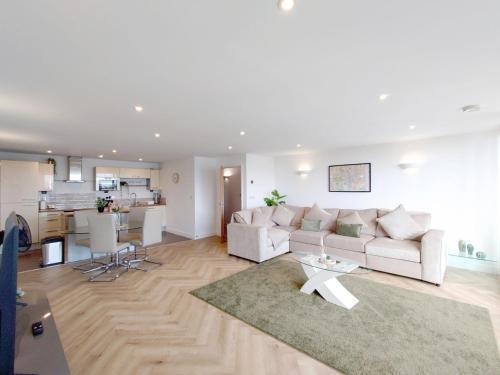 Deluxe Two Bed Apartment with River & City View - Tap to explore photos
