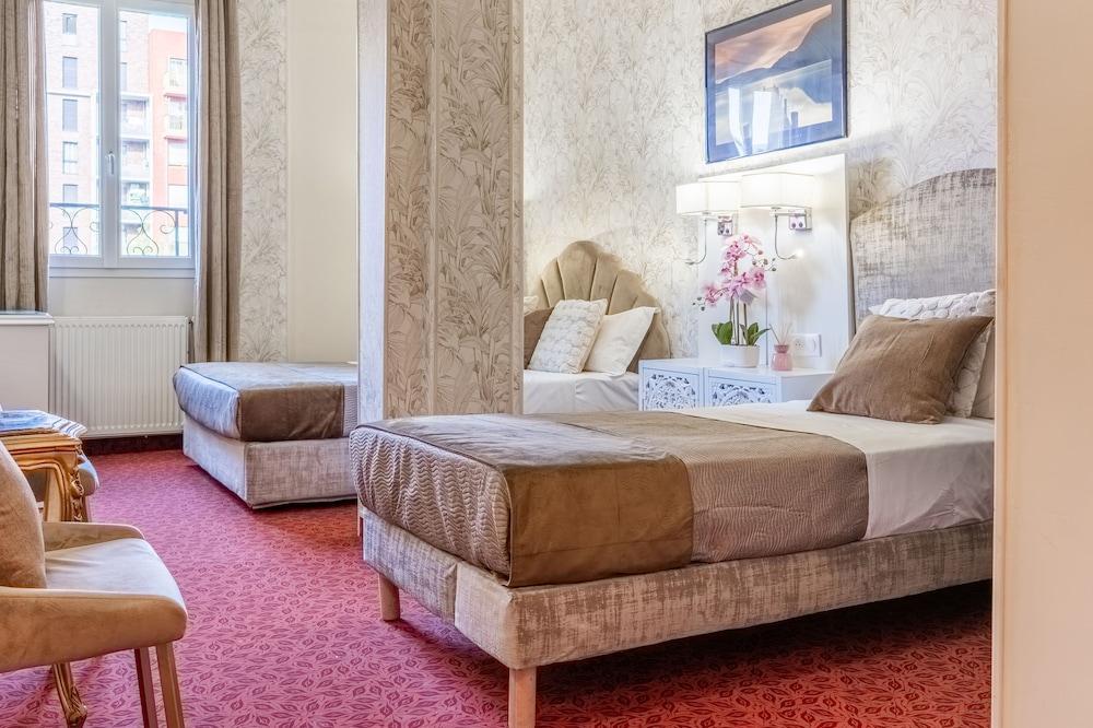 HOTEL ROYAL Room Type - Deluxe Triple Room