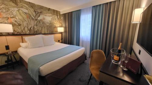 Hotel Paris Neuilly - Tap to explore photos