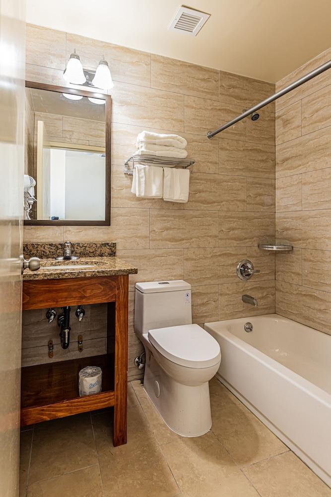 Astoria Inn LaGuardia hotel - Tap to explore photos