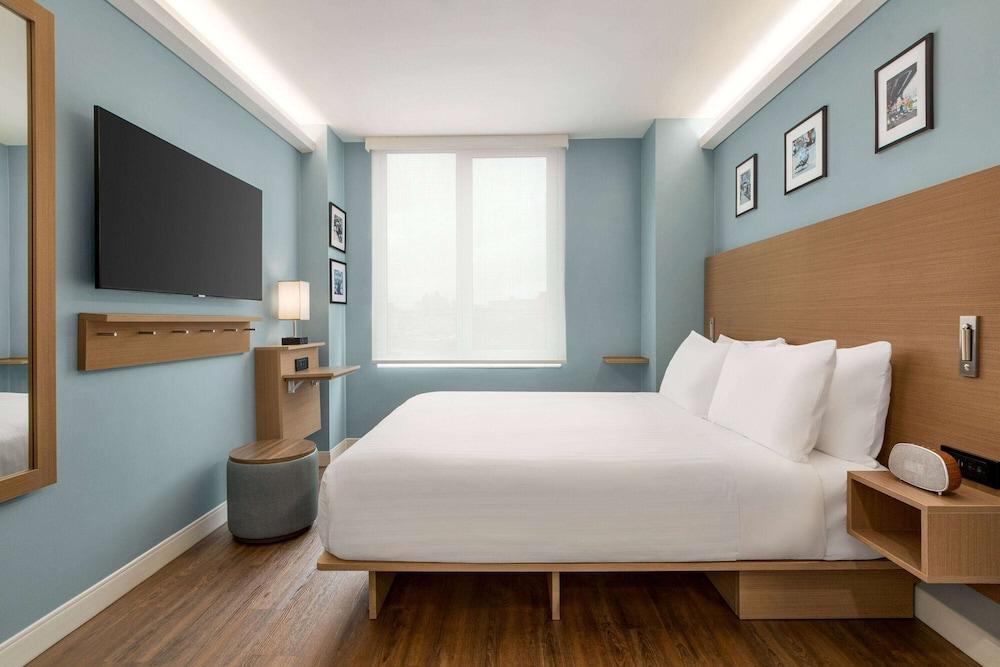 Wingate by Wyndham Bronx/Haven Park Room Type - Deluxe Queen Room with Roll-in Shower - Mobility and Hearing Impaired Access/Non-Smoking Wingate by Wyndham Bronx/Haven Park Room Type - Deluxe Queen Room with Roll-in Shower - Mobility and Hearing Impaired Access/Non-Smoking