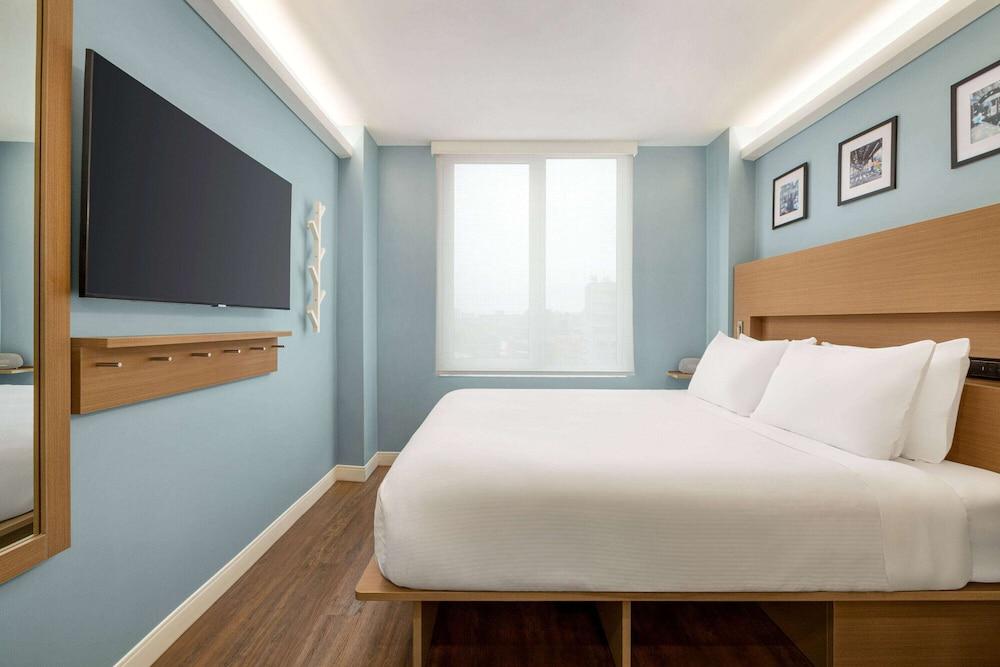 Wingate by Wyndham Bronx/Haven Park Room Type - 1 King Bed, Deluxe Room, Non-Smoking