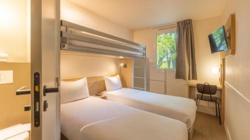 Premiere Classe Roissy CDG - Paris Nord 2 - Parc des Expositions Room Type - Standard Queen Room with Two Single Beds and One Bunk Bed