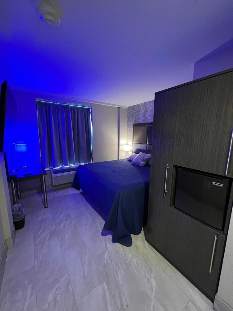 Wheeler Hotel Room Type - Deluxe Queen Room Smoking Wheeler Hotel Room Type - Deluxe Queen Room Smoking