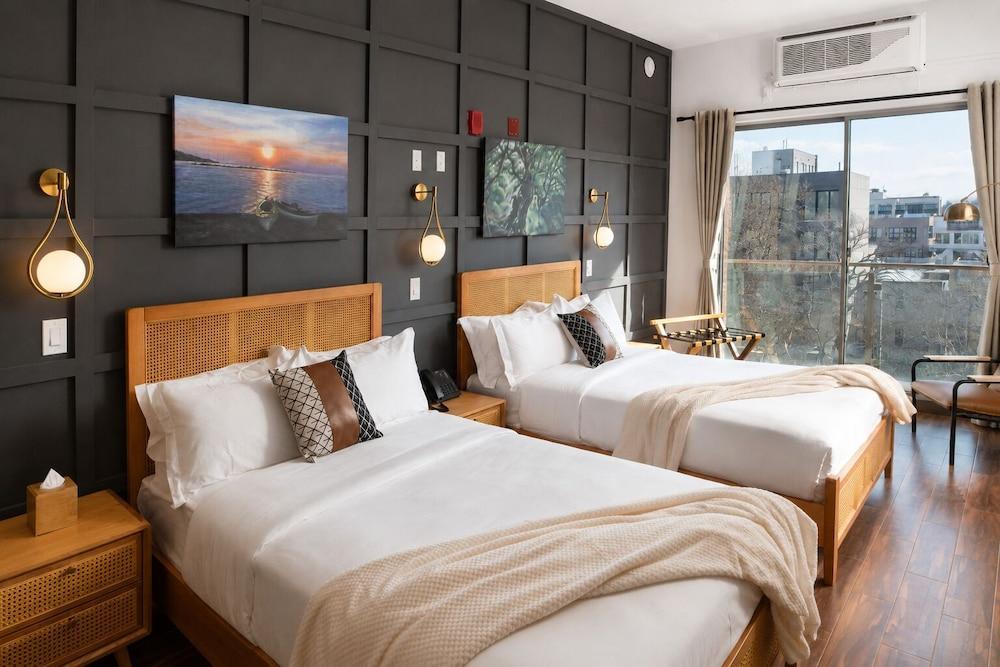 The Modernist Hotel Room Type - Studio Suite with Balcony - 2 Queen Beds