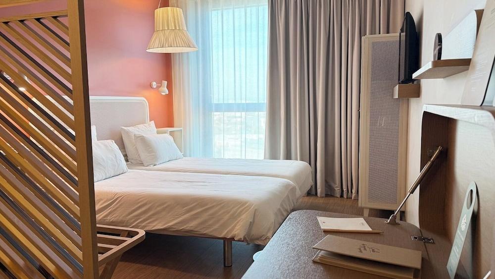OKKO Hotels Paris la Defense Room Type - Classic Room with twin bed including self-service snacks & drinks in the Lounge Club