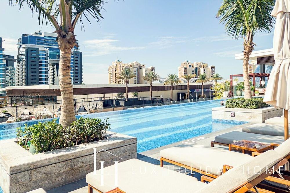 LUX Iconic Views at Palm Tower Suite 2 - Tap to explore photos