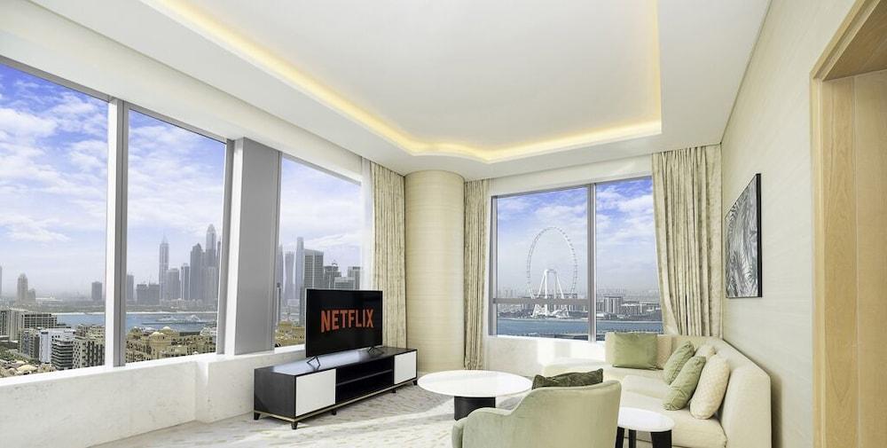LUX Iconic Views at Palm Tower Suite 2 - Tap to explore photos